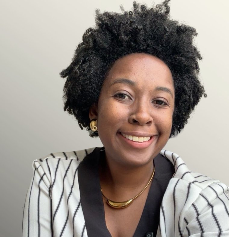 Pietra Rodrigues sorrindo, retrato de rosto